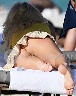 Victoria Silvstedt feet photo thumbnail