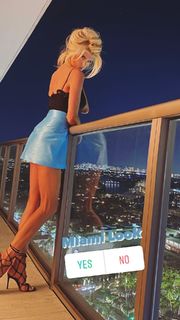 Victoria Silvstedt feet photo thumbnail