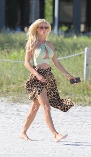 Victoria Silvstedt feet photo thumbnail
