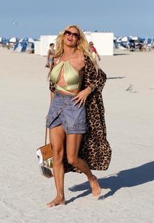 Victoria Silvstedt feet photo thumbnail