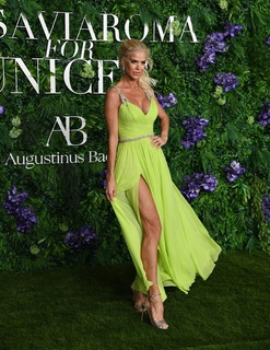 Victoria Silvstedt feet photo thumbnail