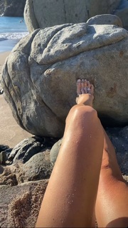 Victoria Silvstedt feet photo thumbnail