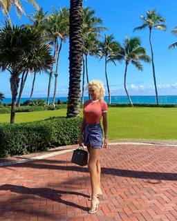 Victoria Silvstedt feet photo thumbnail