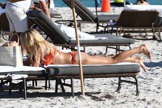 Victoria Silvstedt feet photo thumbnail