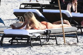 Victoria Silvstedt feet photo thumbnail