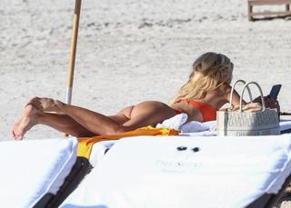 Victoria Silvstedt feet photo thumbnail