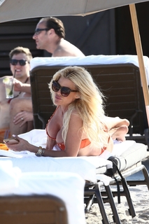 Victoria Silvstedt feet photo thumbnail