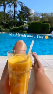 Victoria Silvstedt feet photo thumbnail