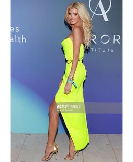 Victoria Silvstedt feet photo thumbnail