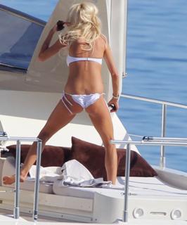 Victoria Silvstedt feet photo thumbnail