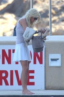 Victoria Silvstedt feet photo thumbnail