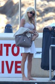 Victoria Silvstedt feet photo thumbnail
