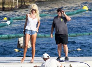 Victoria Silvstedt feet photo thumbnail