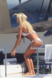 Victoria Silvstedt feet photo thumbnail