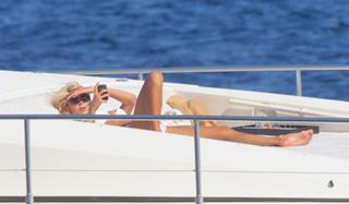 Victoria Silvstedt feet photo thumbnail