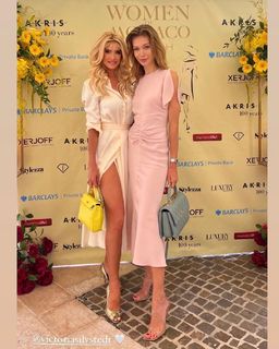 Victoria Silvstedt feet photo thumbnail