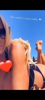 Victoria Silvstedt feet photo thumbnail