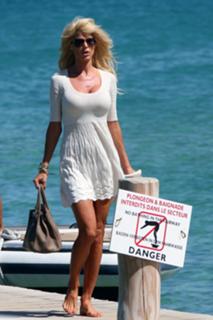Victoria Silvstedt feet photo thumbnail