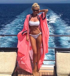 Victoria Silvstedt feet photo thumbnail