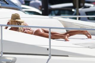 Victoria Silvstedt feet photo thumbnail