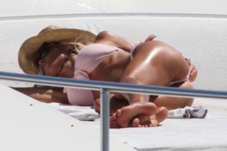 Victoria Silvstedt feet photo thumbnail