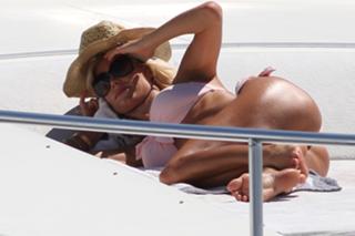 Victoria Silvstedt feet photo thumbnail