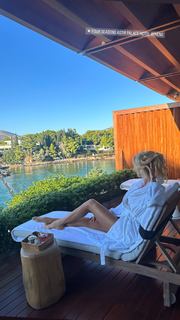 Victoria Silvstedt feet photo thumbnail