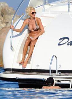 Victoria Silvstedt feet photo thumbnail