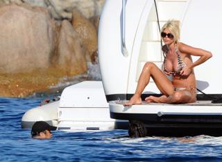 Victoria Silvstedt feet photo thumbnail