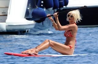 Victoria Silvstedt feet photo thumbnail