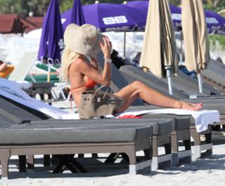 Victoria Silvstedt feet photo thumbnail