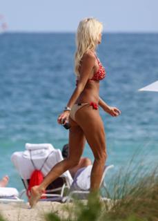 Victoria Silvstedt feet photo thumbnail