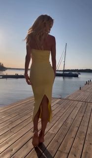 Victoria Silvstedt feet photo thumbnail