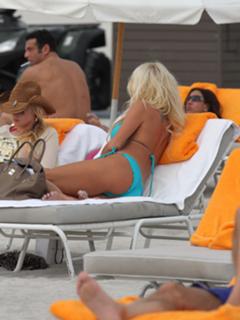 Victoria Silvstedt feet photo thumbnail