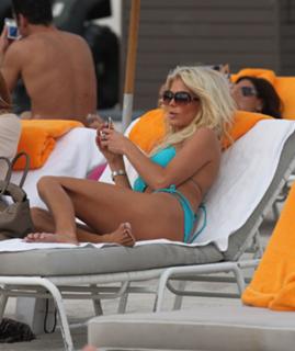 Victoria Silvstedt feet photo thumbnail