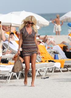 Victoria Silvstedt feet photo thumbnail