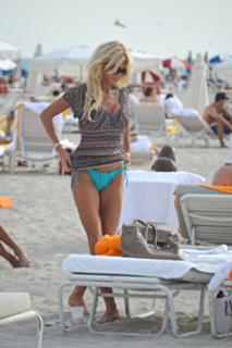 Victoria Silvstedt feet photo thumbnail