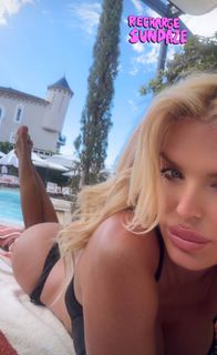 Victoria Silvstedt feet photo thumbnail