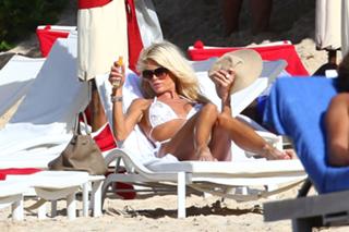 Victoria Silvstedt feet photo thumbnail