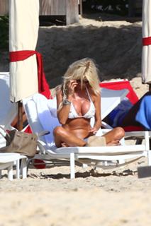 Victoria Silvstedt feet photo thumbnail
