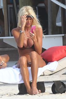 Victoria Silvstedt feet photo thumbnail