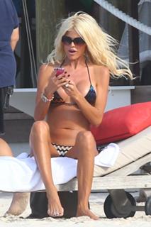 Victoria Silvstedt feet photo thumbnail