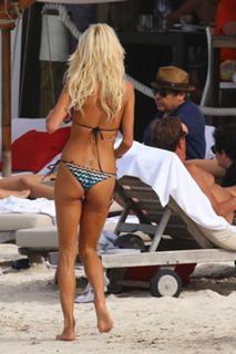 Victoria Silvstedt feet photo thumbnail
