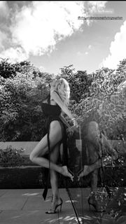 Victoria Silvstedt feet photo thumbnail