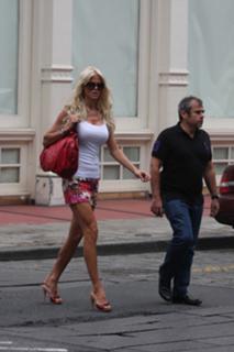 Victoria Silvstedt feet photo thumbnail