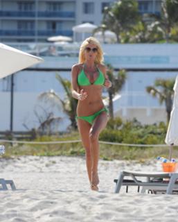Victoria Silvstedt feet photo thumbnail
