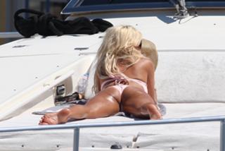 Victoria Silvstedt feet photo thumbnail