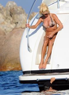 Victoria Silvstedt feet photo thumbnail