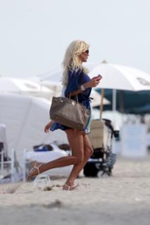 Victoria Silvstedt feet photo thumbnail