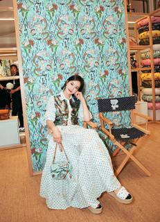 Victoria Song feet photo 9